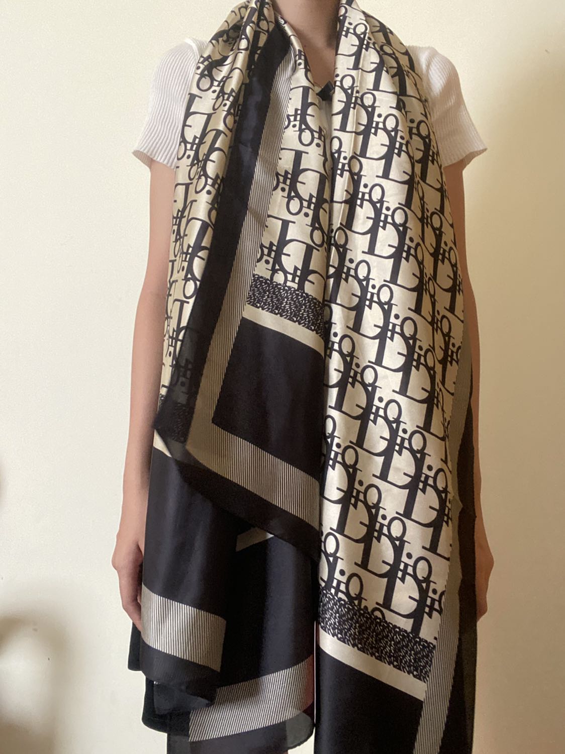 Khăn dài đẹp xuất sắc luôn shop ơi.
Chất lụa 100% hàng shop cái nào cũng chất😍😍😍😍
Sẽ mua thêm cho *** đi du lịch