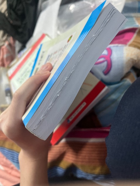 Sách rõ nét, nội dung kiến thức đầy đủ, chi tiết, xung quanh bìa hơi xước, quyển 1 in ấn ổn, quyển 2 giấy k cắt hết thế kia làm lúc tự tách ra bị nham nhở, thiếu thẩm mĩ. Mong cuốn 2 được cải thiện quy trình tách giấy ạ