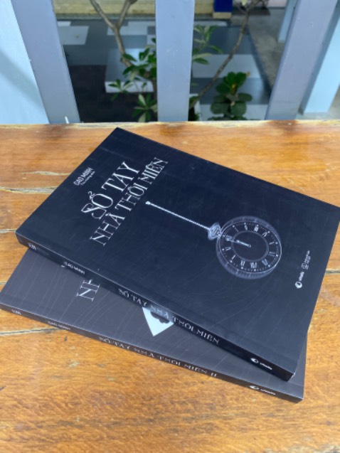 Anh shipper dễ thương. Sách thì mình chưa đọc nhưng hơi buồn vì sách quá dơ. Mình lau ra bụi đen thui. Mình là người yêu sách. Mặc dù biết không ảnh hưởng đến nội dung nhưng nhìn thấy quyển sách bị vậy có chút đau lòng. Mình đọc sách khác của tác giả này rồi nên muốn mua thêm để đọc. Lối tư duy khác, cách viết và hành văn cũng khác. Đọc dễ bị cuốn vào và phải đọc cho đến hết. Mình mong 2 quyển này cũng vậy.