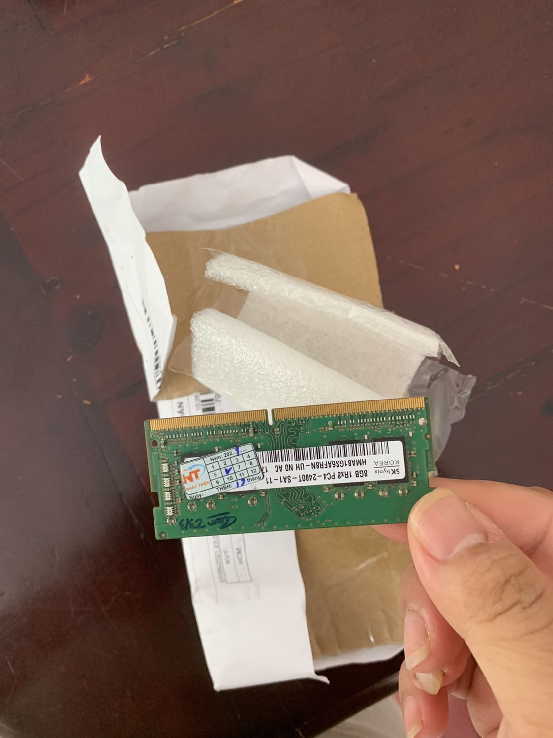 Giao hàng cũ đã qua sử dụng, hàng điện tử mà đóng gói cẩu thả, không có bao bì nhãn mác gì cả.