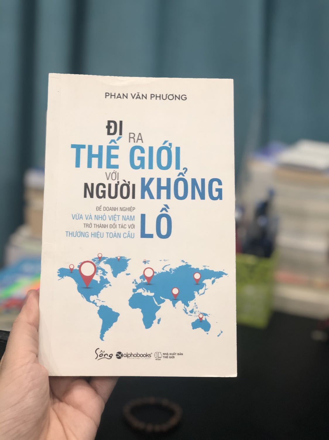 Đây là sách cô mình khuyên đọc khi mình học môn Kinh doanh quốc tế ở trường ĐH. Lối văn viết của tác giả rất đơn giản, dễ hiểu và tác giả cũng cung cấp rất nhiều thông tin, chiến lược cho các công ty ngành may, mặc. Highly recommend cho các bạn đang là SV kinh tế ^^