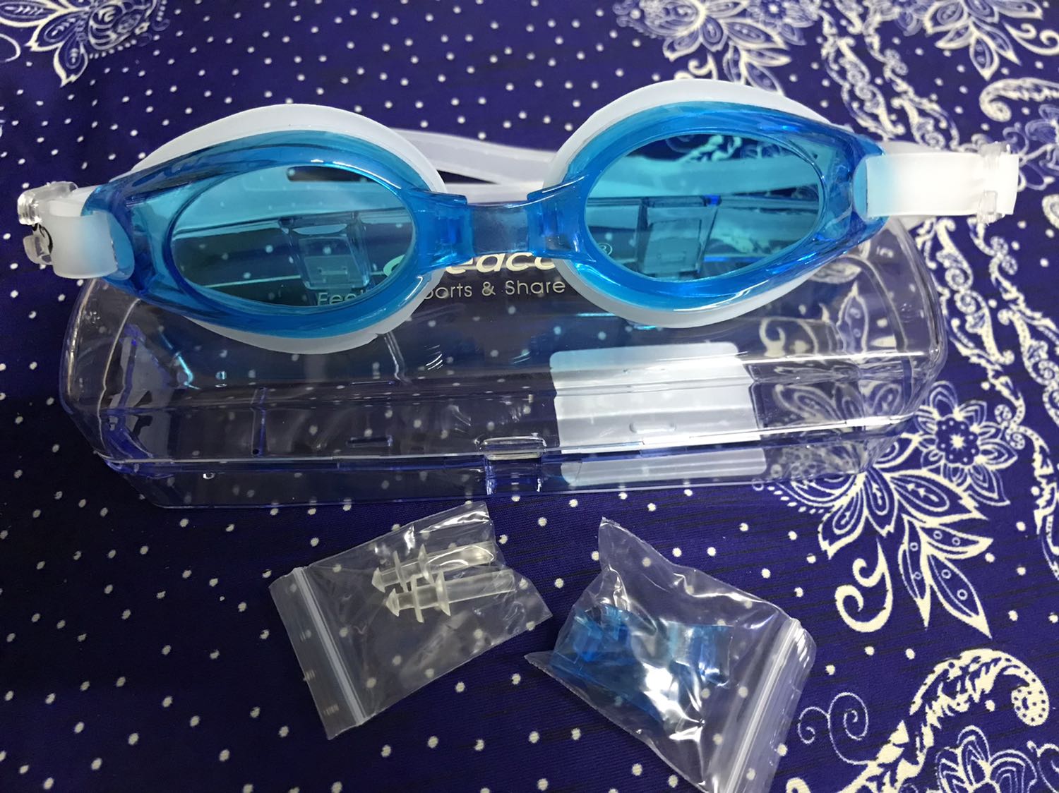 Đẹp, thời trang, và… SIÊU RẺ.

Tròng kiếng sáng xanh, trong suốt như pha lê, nhìn rõ ràng và cực êm mắt.

Viền cao xu mềm, đàn hồi, ôm mắt cực kín kẽ. Nước không thể lọt vô.

Dây đeo chắc mềm, có chế độ điều chỉnh vừa các vòng đầu của người châu Á, châu Âu.

Tiki ship đúng hẹn, hàng mới coong còn seal.

Đã đeo thử. Chỉ 1 từ: XUẤT SẮC