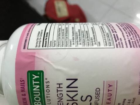 Tem của hộp bên trong bong lên rất lạ. Cảm thấy lo lắng không biết phải hàng chính hãng không.