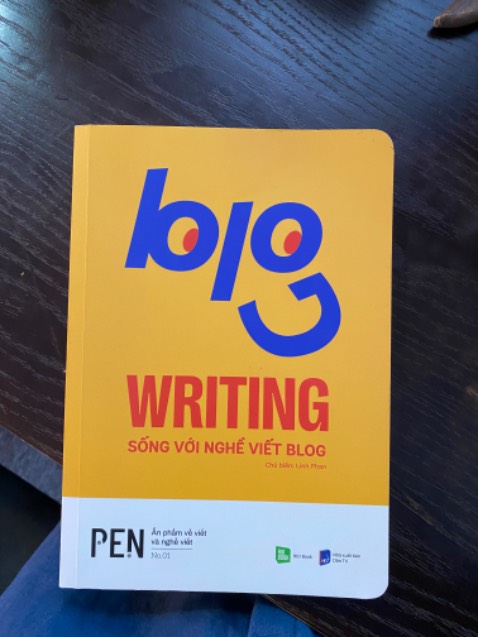 Nhận được cuốn này xong mình thấy đúng đỉnhhhh, trời ơi đúng là thứ mà dân blog cần luôn á. Hướng dẫn chi tiết cách tạo blog, vận hành blog. Đến cả nhiều cách kiếm tiền từ blog nữa luôn.
Chi tiết cực kỳ, không bị chắp vá như mấy thông tin mình tìm trên mạng.

Sách này còn có các phần phỏng vấn người trong nghề và các phần giải đáp xung quanh kỹ thuật blog nữa. Cực kỳ đáng mua luôn ấy mọi người ơi