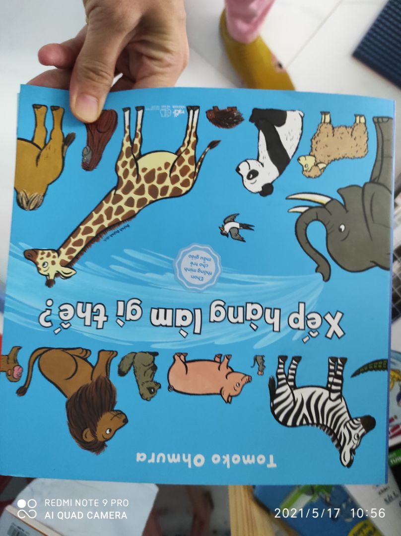 bé nhà mk rất thích chưa 2t, xem nh tới rách cả sách, rất thích cuốn này, mk phải mua thêm 1 quyển mới để cho bé t2