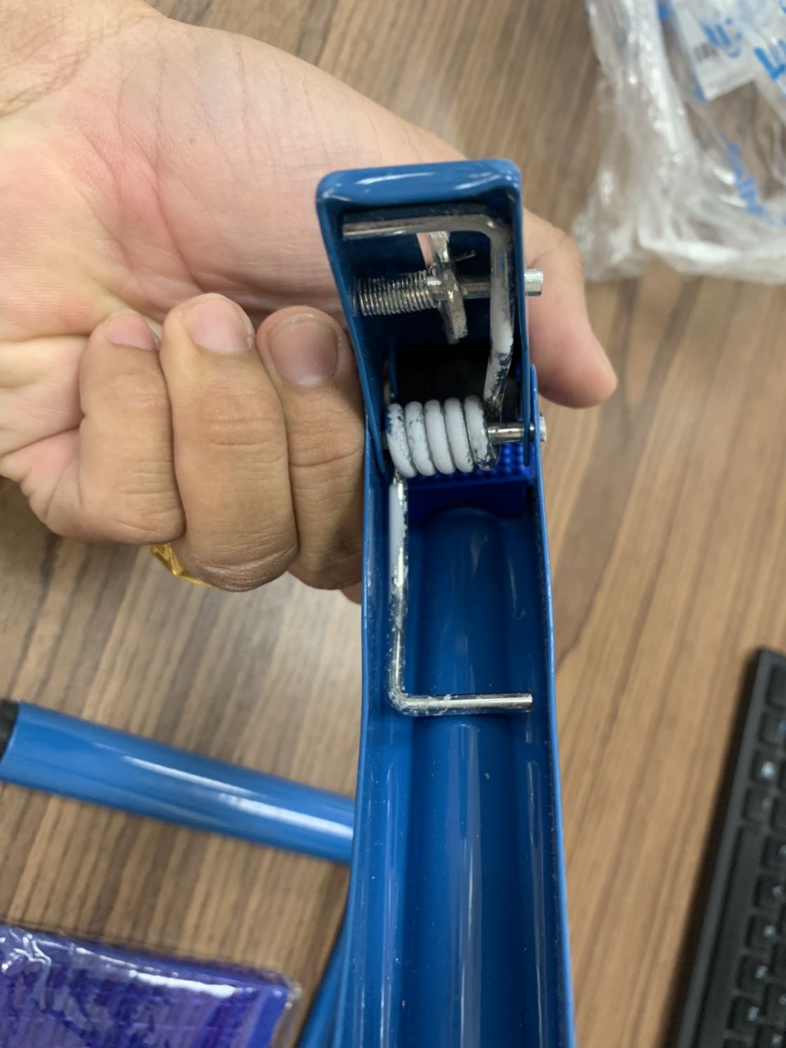 Shop này bán hàng ko đúng thương hiệu DHS P106, tróc xi tùm lum hết! Mình đang khiếu nại với Tiki để đổi lại, ko biết có được ko? Bực mình