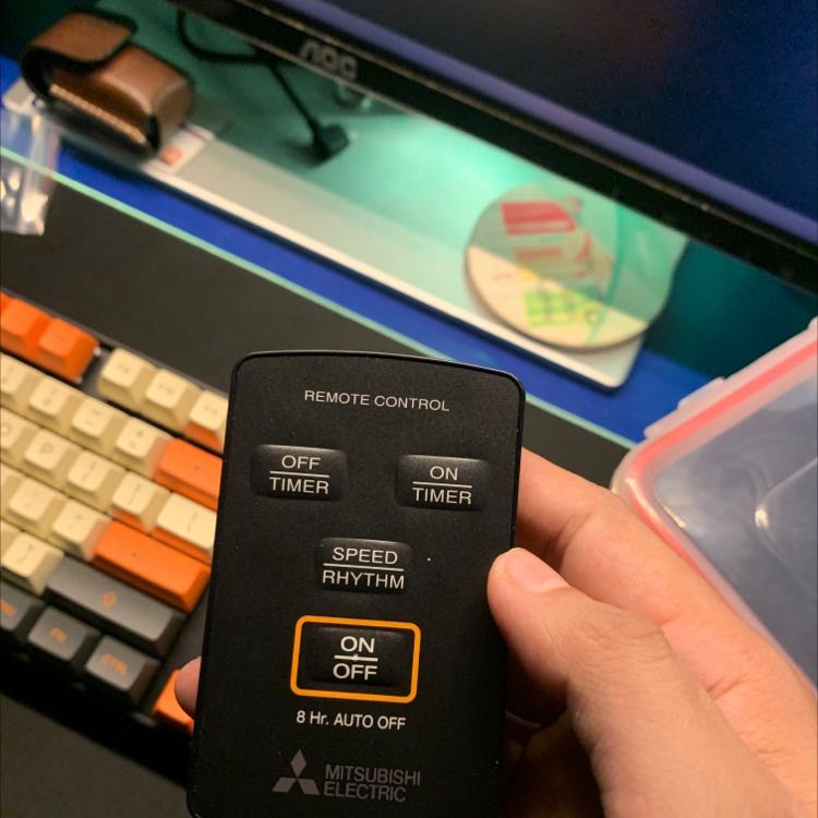 Quạt để chế độ low thì khá êm, nhưng chỉnh mức cao hơn kêu to, người quen quạt êm sẽ khó chịu. 

Chân đế to đứng rất vững. Quạt mạnh và mát, chỉ có điều remote không có chỉnh chế độ quay phải nhấn trên thân quạt khá mất thời gian.

Về độ êm của quạt mình chưa đánh giá cao lắm so với giá tiền.