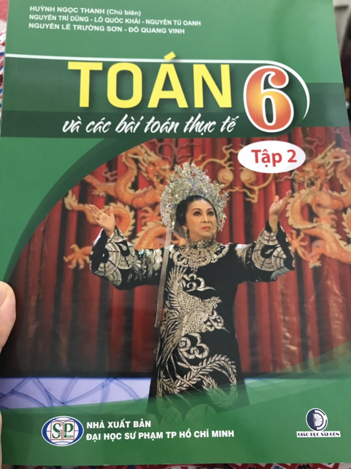 Chất liệu giấy tốt, nội dung thì chưa biết thế nào nhưng công thức toán học mathtype font vẫn chưa đẹp , nên chỉnh sửa lại đẹp hơn . Được cái tiki giao hàng nhanh. Nhưng nên bọc thêm lớp xốp dẻo như fahasa để sách k bị quăn nếp. Ưng ý là mua được giá rẻ hơn giá trên bìa (78k)