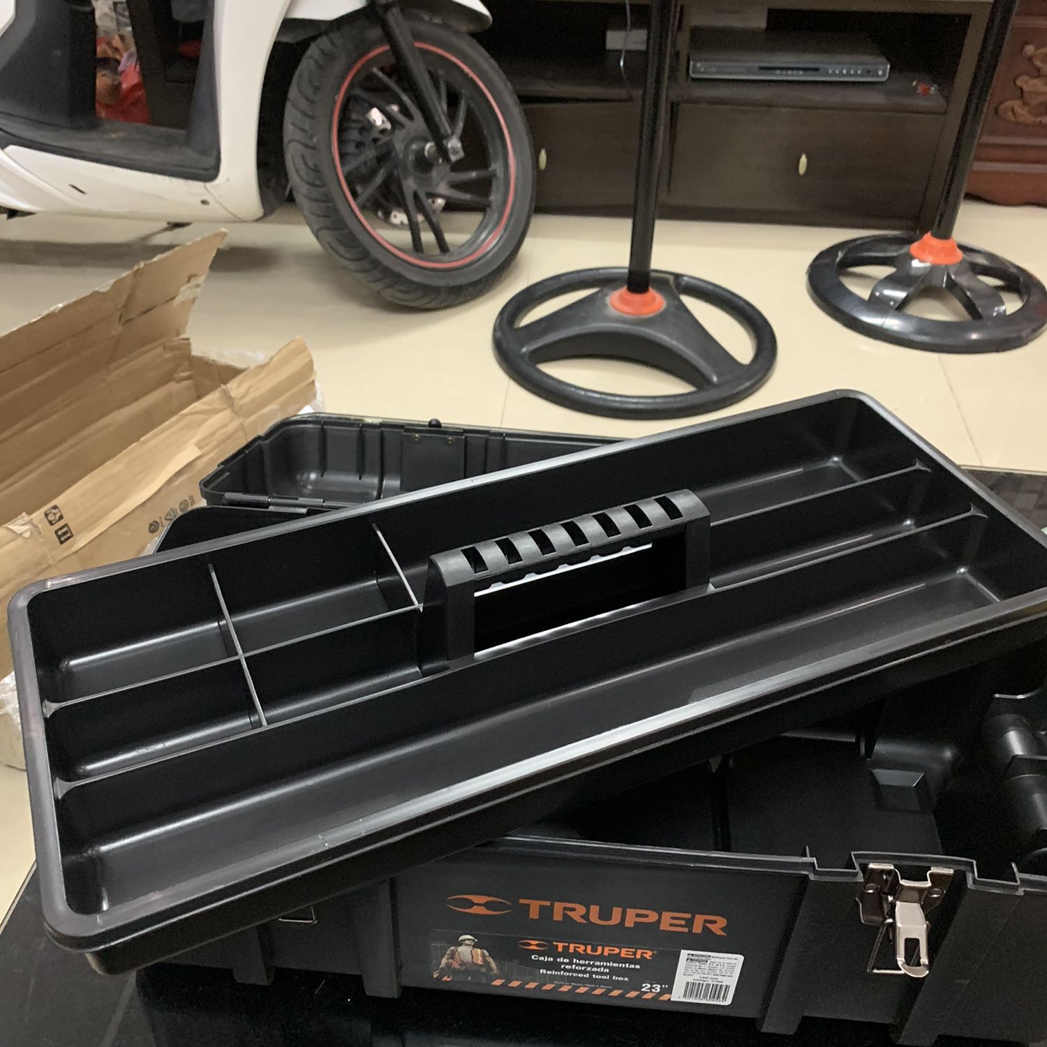 Made in Mexico 
Chất liệu nhựa nhám, hình thức ok, kích thước to rộng, có khay nhỏ tiện để đồ ốc vít
Mn nên mua