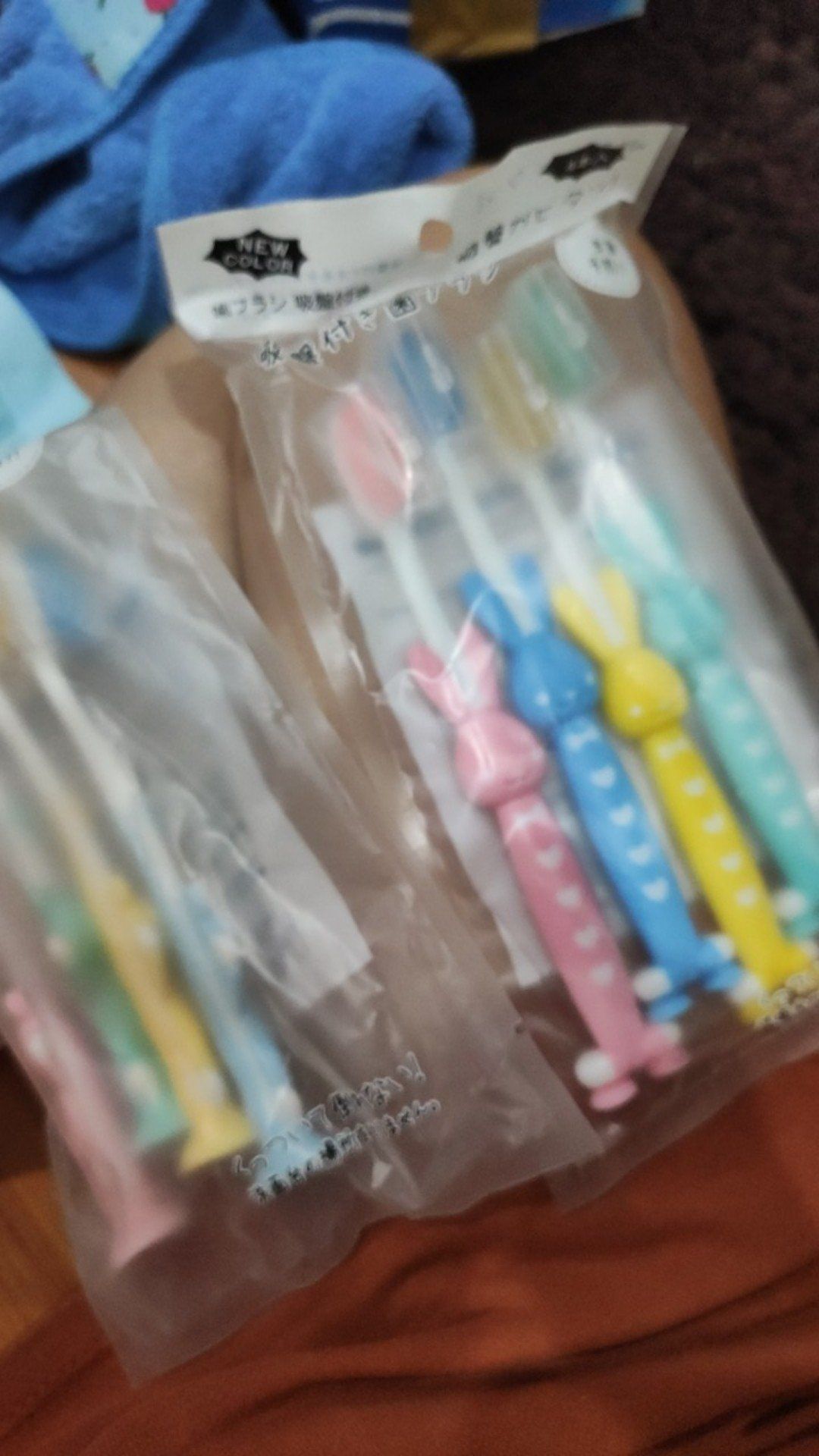 Shop đóng gói cẩn thận, giao hàng khá là nhanh. Lần sau cần gì sẽ ủng hộ shop.
Mỗi bàn chải đều có nắp chụp, lông mềm