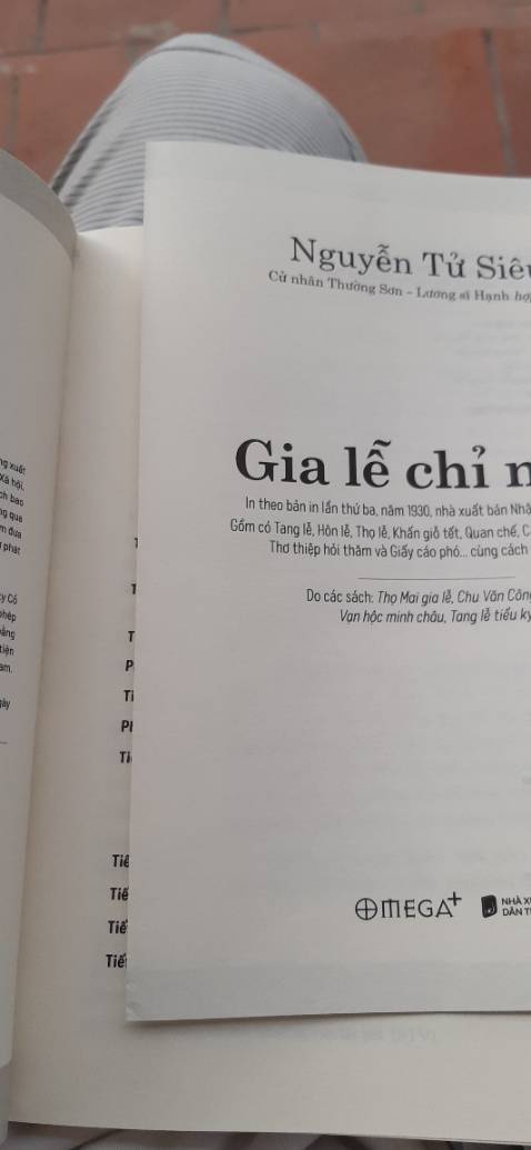 Ngay trang đầu đã bung ra khỏi gáy sách. Một tác phẩm hay mà người làm sách cẩu thả quá.