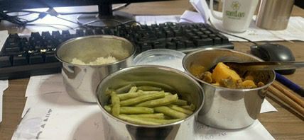 Hộp cơm rất tiện lơin cho những ai mang cơm đi làm, hâm nóng nhanh, hộp cơm k bị hơi nhựa. chất lượng tốt. shop gói hàng đẹp kĩ, giao nhanh