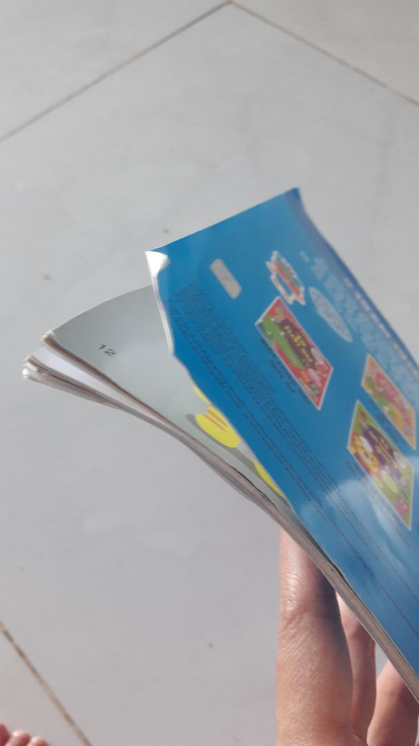 Sách rất hay và thú vị cho các bạn từ 2 tuổi. Bé vừa học vừa chơi và biết thêm về vấn đề vệ sinh cơ thể. Tuy nhiên mình mua sách mới mà đặt giao sách sách bị bong váy và gãy mép vì đặt trong một cáu hộp nhỏ hơn quyển sách rất nhiều. Mong Tiki khắc phục lỗi này.