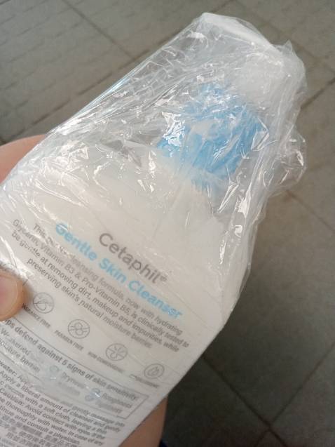 Sản phẩm đóng gói cực sơ sài, gãy cái vòi rồi, sài kiểu gì. Tôi muốn trả hàng. Sửa rửa mặt ở nhà vừa hết đang trong chờ mua về để dùng. Giờ do shop ẩu, k gói chống sốc. Tôi muốn trả hàng