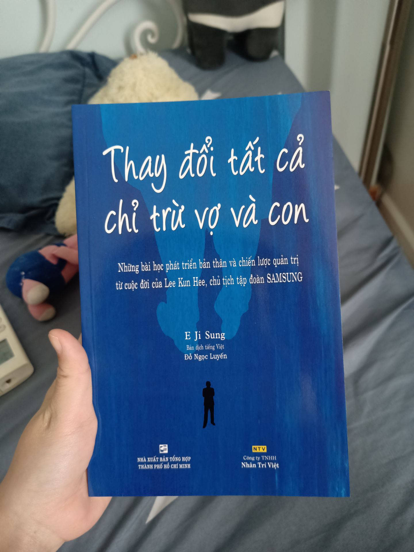 Sách mới, shop giao hàng nhanh, mỗi tội khổ sách này hơi lỡ cỡ, để vào giá sách hơi bị thò thụt so với những quyển khác nên mình hơi buồn :(