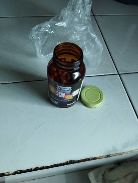 Nắp lọ không có lớp niêm phong như những SP khác, trong lọ không có gói hút ẩm, không dùng bông gòn che mà lấy 1 cái bọc nylon nhét vô. Chất lương thuốc thì chưa biết.