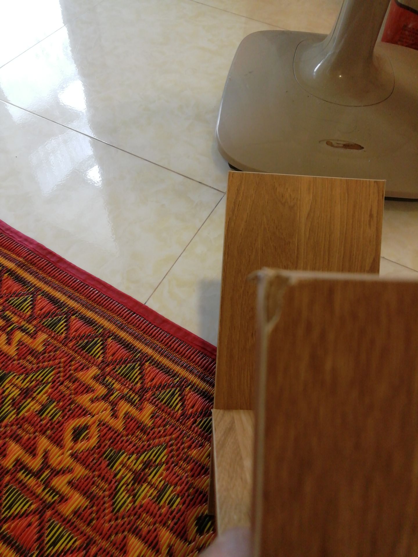 Đóng gói cẩn thận, giao hàng nhanh, đúng hẹn. Loay hoay một hồi xg. Gỗ miếng hơi bong gỗ dán, bốn miếng gỗ đơn giản như trẻ con xếp hình. Bình thường kg đẹp lắm