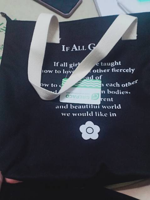 Chất vải đẹp, đường may chắc chắn. Sản phẩm đẹp y hình, bên hông có khóa kéo, đựng được viết, khăn giấy bỏ túi. Bên trong có 2 ngăn nhỏ đựng được điện thoại, chìa khóa và 1 ngăn nhỏ có khóa kéo nữa. Shop gói hàng có tâm lắm nha,  có cả giấy thơm bên trong.