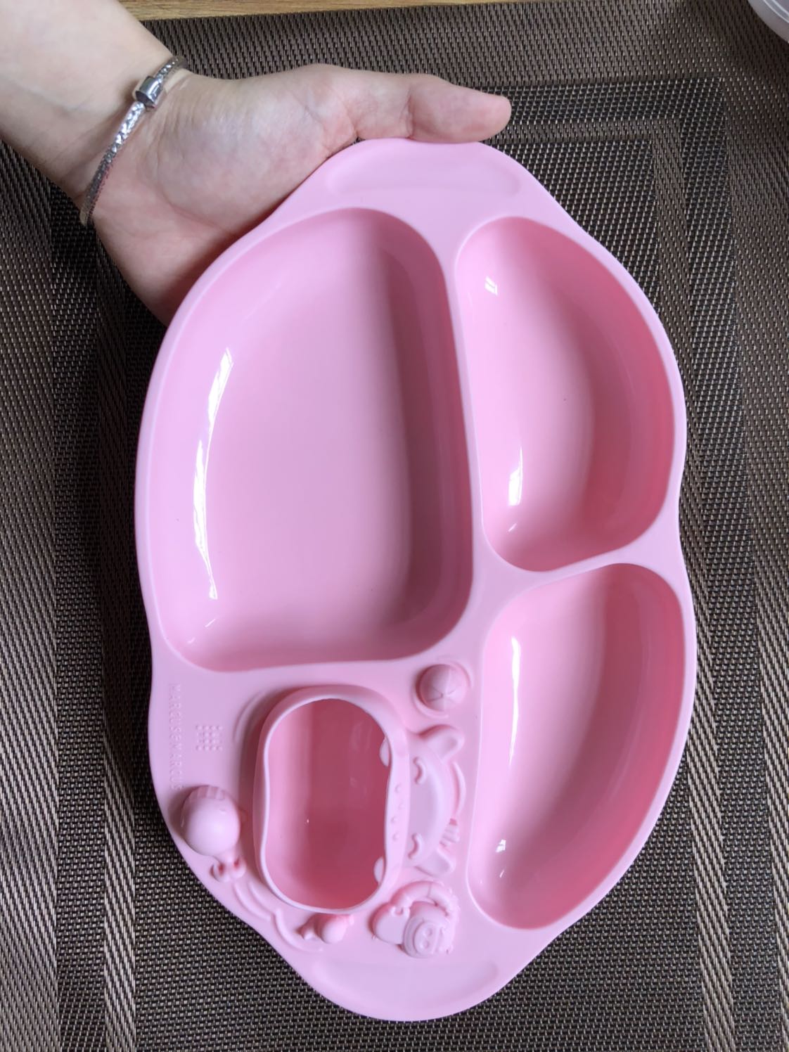 Khay ăn siêu dể thương. Silicon dày dặn, không hôi. Yên tâm cho bé sử dụng.