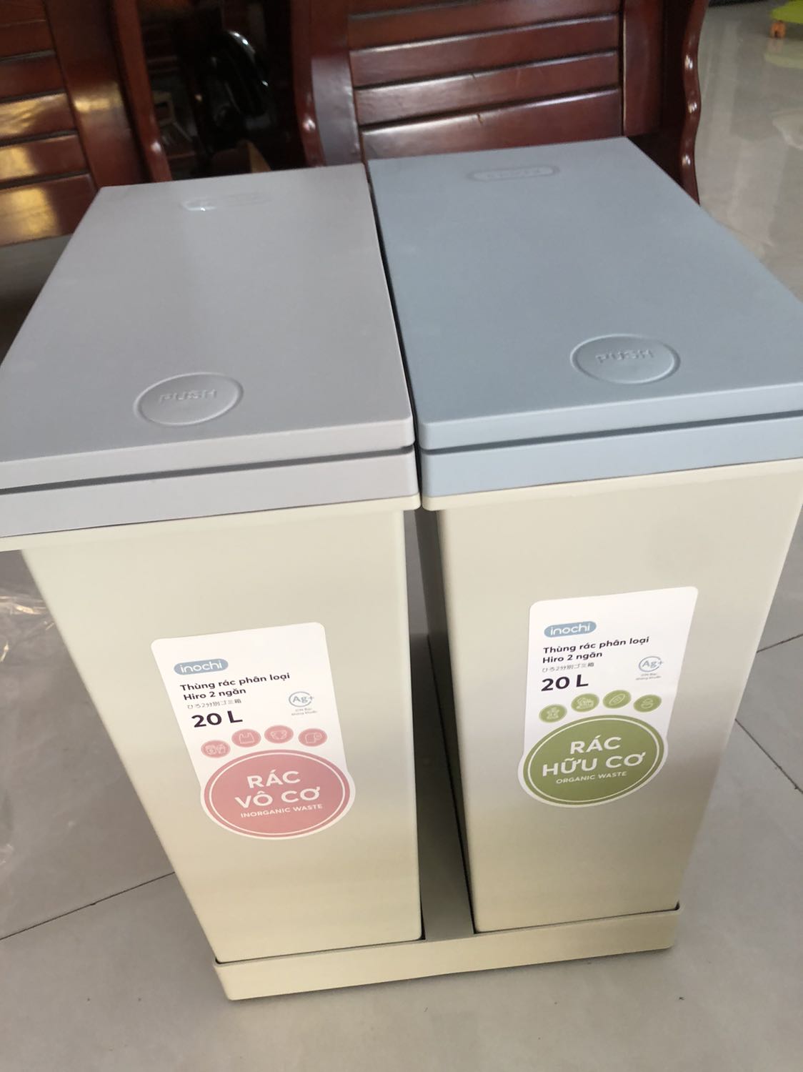 Thùng rác rất xinh xò, có chân kèm theo như hình