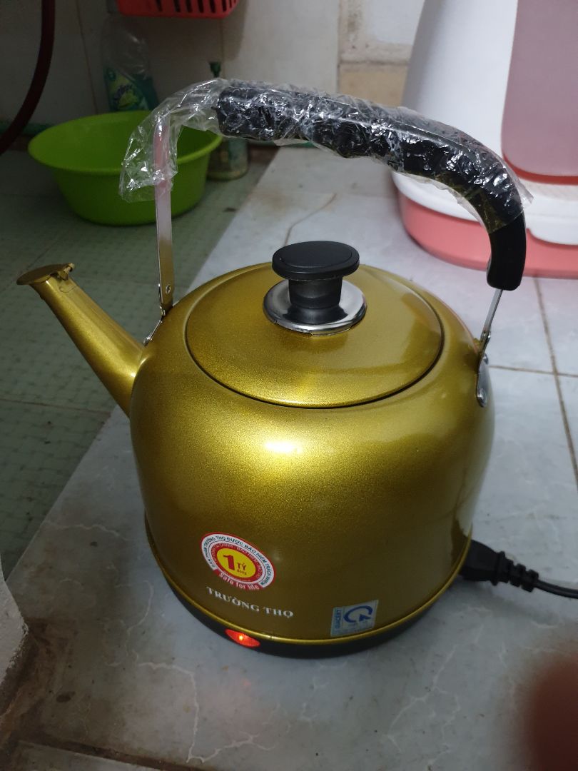 hình ảnh giống thực tế. đun thử lần đầu thấy okie, k biết độ bền ra sao. nhưng mà siêu ghi dung tích 5l mà chỉ đc tầm hơn 3l xíu thôi. mình thử chai lavie 1.5l đổ nước chỉ đc hơn 2 chai 1 xíu thôi ạ. hxhx