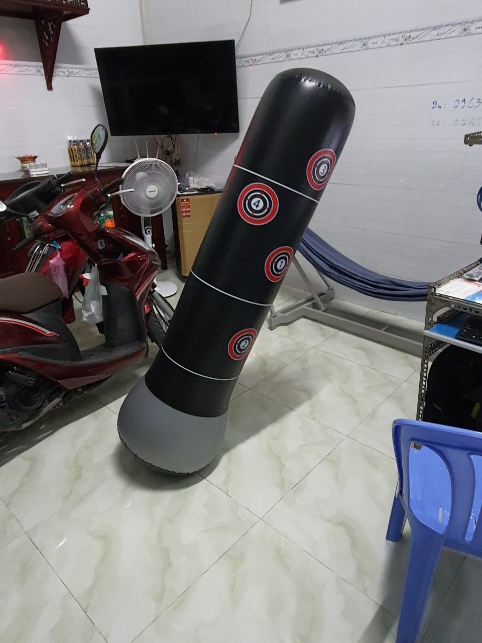 Hình thức sản phẩm tốt, giá trị sử dụng không ổn, do bố trí khu vực để nước không đồng đều dẫn đến trụ đấm bốc không đứng thẳng được,luôn nghiên một góc khoảng 45 độ như hình dưới. không sử dụng được! khi đấm ngã rồi không tự đứng được!