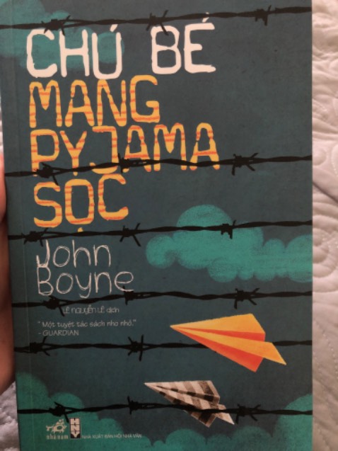 Nội dung ý nghĩa, bổ ích, dễ đọc dễ thẩm mình nghĩ cả những bạn ít khi đọc sách cũng có thể đọc được. Sách về chiến tranh phân biệt người Do Thái Phá xít các thứ nhưng dưới góc nhìn của cậu bé 8 tuổi nên rất nhẹ nhàng k hề nặng nề 
Bìa lúc nhìn ảnh mình k ưng tí nào nhưng lúc về tay thì xinh hơn ảnh nhiềuuuuu
Sách cũng k bị bóp méo hay bẩn xây xát gì
Nói chung lần sau ủng hộ shop tiếp:)))