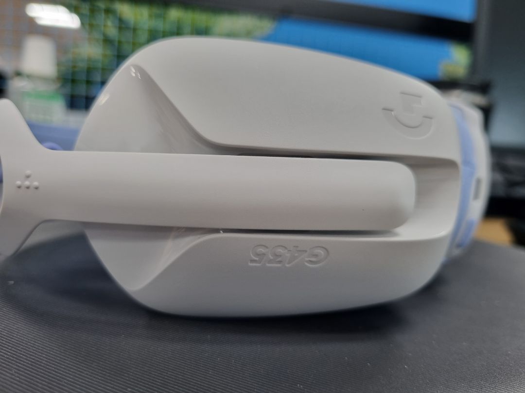 giao nhanh, nghe ổn, tai nghe rất nhẹ, do nhẹ quá nên cảm giác như ọp ẹp nhưng khá chắc chắn. nghe hay, có chống ồn, ôm hết tai nên không có csmr giác đau. dây sạc pin dài nên rất tiện khi vừa hết pin mà vẫn muốn làm việc. good