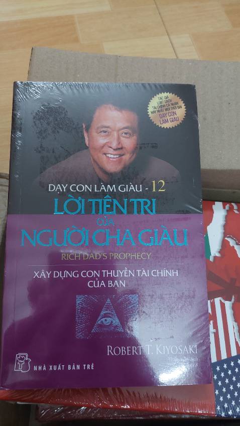 Sách bọc chắc chắn, ship nhanh dã man ạ, chưa kể là giá thành rẻ hơn rất nhìu so vớ các nhà sách khác và sàn thương mại điện tử khác nữa ạ 🥰
