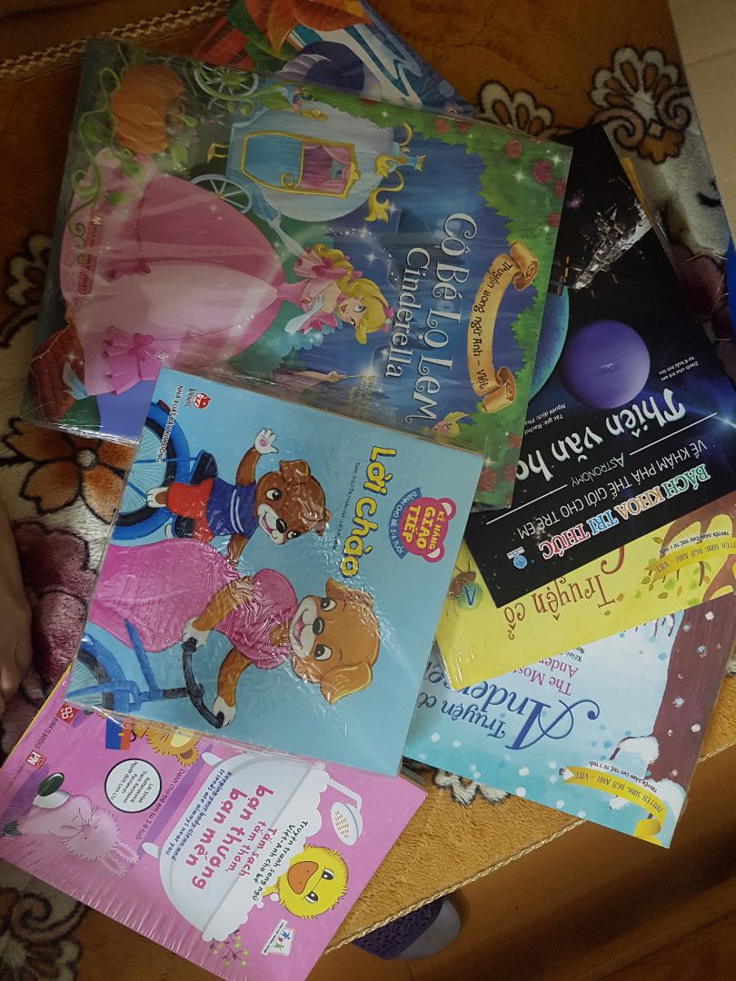 Giấy cứng. Tranh đẹp. một số chỗ mình thấy chữ vẫn chưa nổi trên nền tranh nên hơi khó xem.