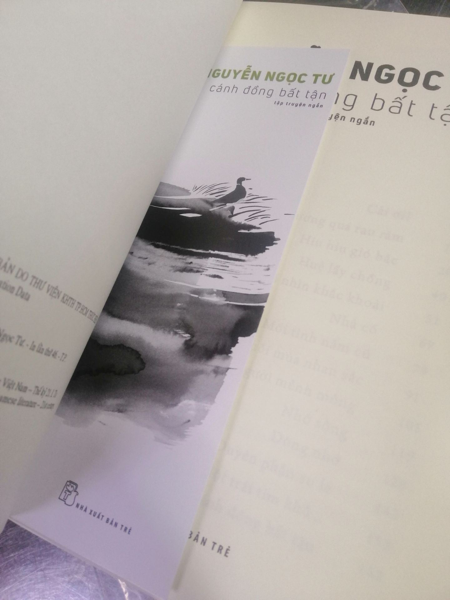 Sách có kèm theo bookmark, kích thước nhỏ gọn, ko bị trày xước khi giao. Giấy sách mịn, sờ vào rất thoải mái.

Về nội dung thì ko phải bàn bởi sách đoạt tận 3 giải. Tuy nhiên sách có dùng nhiều từ ngữ vùng miền nhưng lại chú thích rất ít nên trải nghiệm đọc bị giảm đi chút ít.