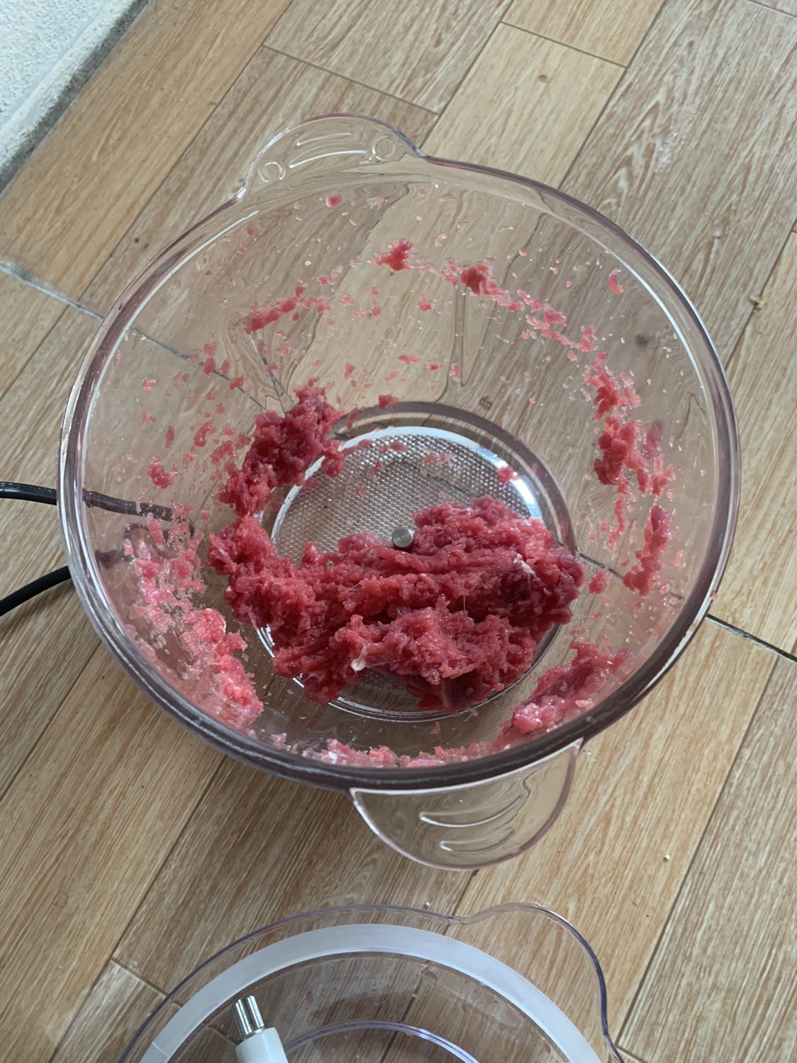 Sản phẩm tốt, thịt xay nhiễn và đều, xay được số lượng thịt lớn trong khoảng thời gian ngắn, tiết kiệm dc rất nhiều thời gian cho gia đình, lượng thịt xay ra nhìn rất bắt mắt , có mùi thơm nguyên chất của thịt, không dính tạp chấp như khi dùng thớt để băm , có máy xay này thì thịt ra rất sạch và hợp vệ sinh. Nói chung cho điểm 10 về chất lượng . Ok!