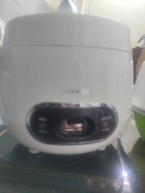 Đã nhận nồi. Đợi lâu mất mí hôm nhưng bõ công nhé. Nồi trắnh phối nút đen tk đơn giản đẹp lắm. Nồi nhìn đáng yêu xịn sò lắm. Lòng nồi bé xíu rất hợp vs đứa có nhu cầu thấp như mình. Nấu 1 bát cơm vẫn ngon luôn. Gạo nở đầu nấu 1 ng ít cơm nhanh lắm. Lòng nồi chống dính dùng siu thích. Chì là ko biết có dễ chầy ko
À có 1 khuyết điểm nhỏ là ko có chỗ gác thìa bới cơm. Nồi bé xíu mà cái thìa bới to chà bá lửa.