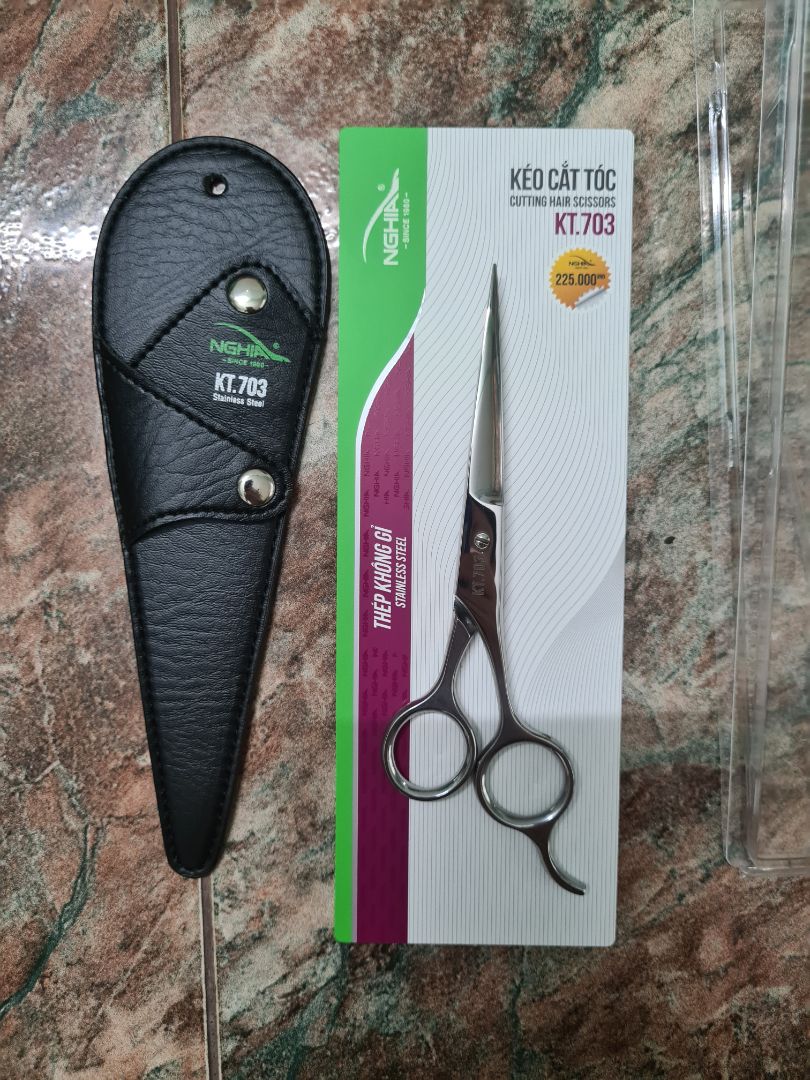 Kéo bén, cắt tóc rất ngọt nhưng cắt một nắm dày thì sẽ dễ bị trượt bình thường như những loại kéo khác. Kéo bén, cắt tóc rất ngọt nhưng cắt một nắm dày thì sẽ dễ bị trượt bình thường như những loại kéo khác.