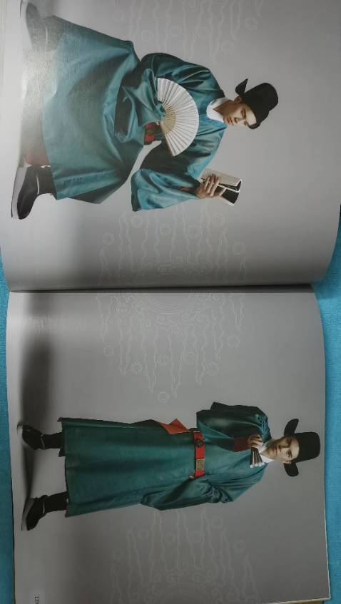 Sách in rất đẹp. Nội dung dễ đọc, thú vị, đặc biệt có song ngữ Anh Việt. Ngoài ra còn có rất nhiều ảnh chụp cổ phục được phục dựng lại, cũng như tranh ảnh xưa và các tranh vẽ hướng dẫn mặc cổ phục.
Tuy nhiên mình thấy nội dung chưa nhiều lắm. Vì cổ phục Việt còn rất nhiều nữa. Nên mọi hãy mua thêm các sách khác để đọc nếu muốn tìm hiểu sâu hơn về Việt phục nhé