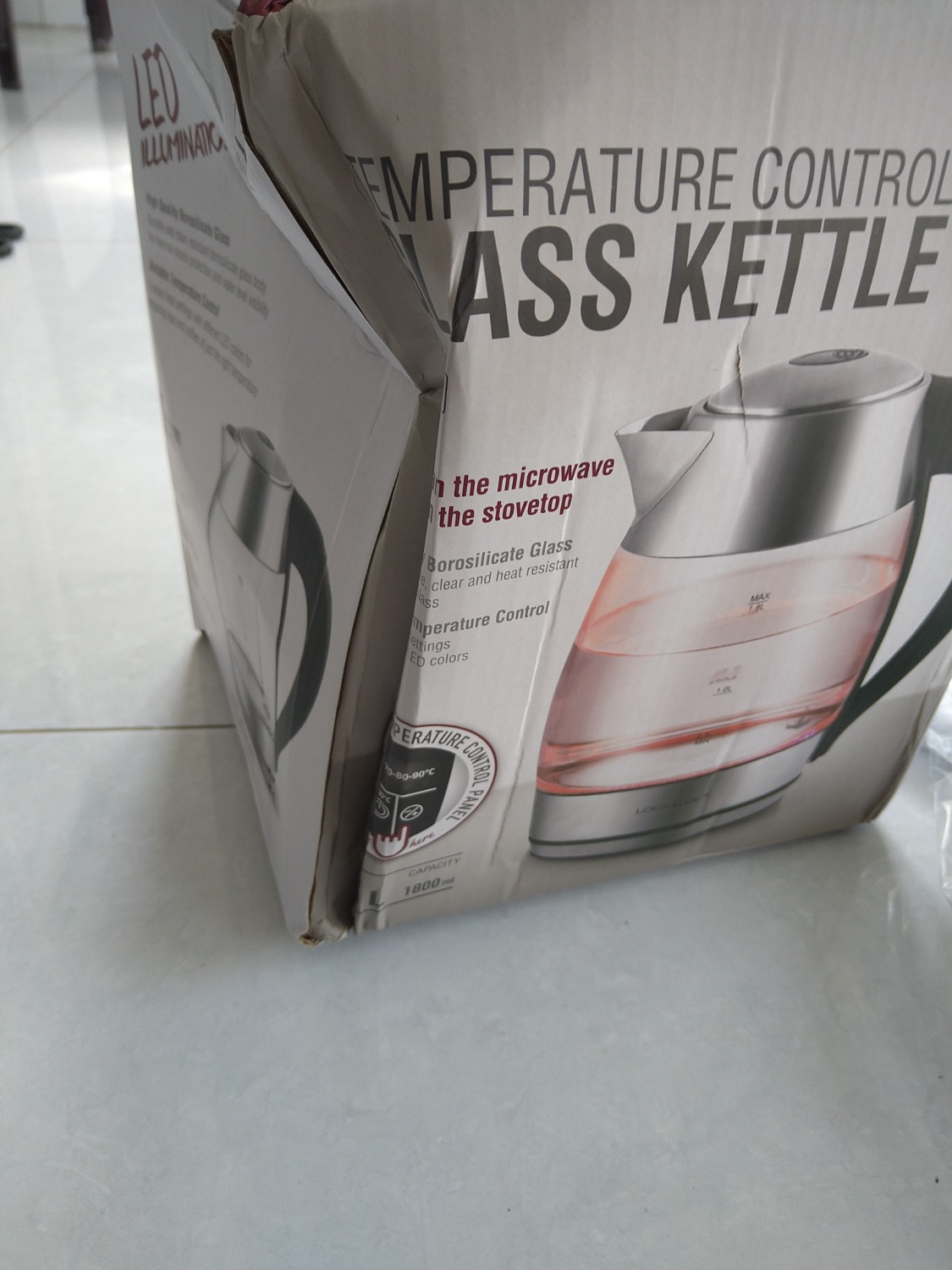 ấm điện vừa nhận từ tay nhân viên chuyển phát thì thùng hàng đã bị móp nặng và đã bị vỡ, gói hàng dễ vỡ thì không dùng xốp, vật liệu bảo vệ.
đơn vị vận chuyển không liên hệ giao hàng nhưng vẫn cập nhật trạng thái không liên lạc được với người nhận, mua hàng tiki nhiều nhưng lần này không thể chấp nhận được. lần trước mua sách dù bị trừ bookcare nhưng sách vẫn không được bọc, lần này thì ấm bị vỡ nhưng không được giải quyết nhanh gọn