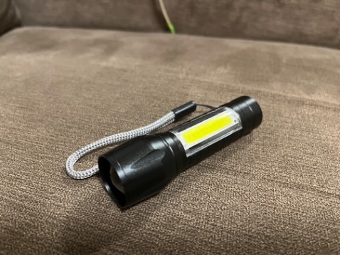 sạc pin không có nút đèn báo, chẳng biết điện vào hay không. 
Nhưng tệ hơn ấy là sacpin cả nửa ngày, chẳng xài phút nào, chỉ cần để khoảng hơn một tiếng là pin hết sạch, bấm lên chả sáng tí nào nữa!
Quảng cáo thì khác hoàn toàn ... tôi xem đây là bán hàng kiểu *** đảo. 
giờ chỉ còn việc duy nhất là đập nát nó vứt vào sọt rác !