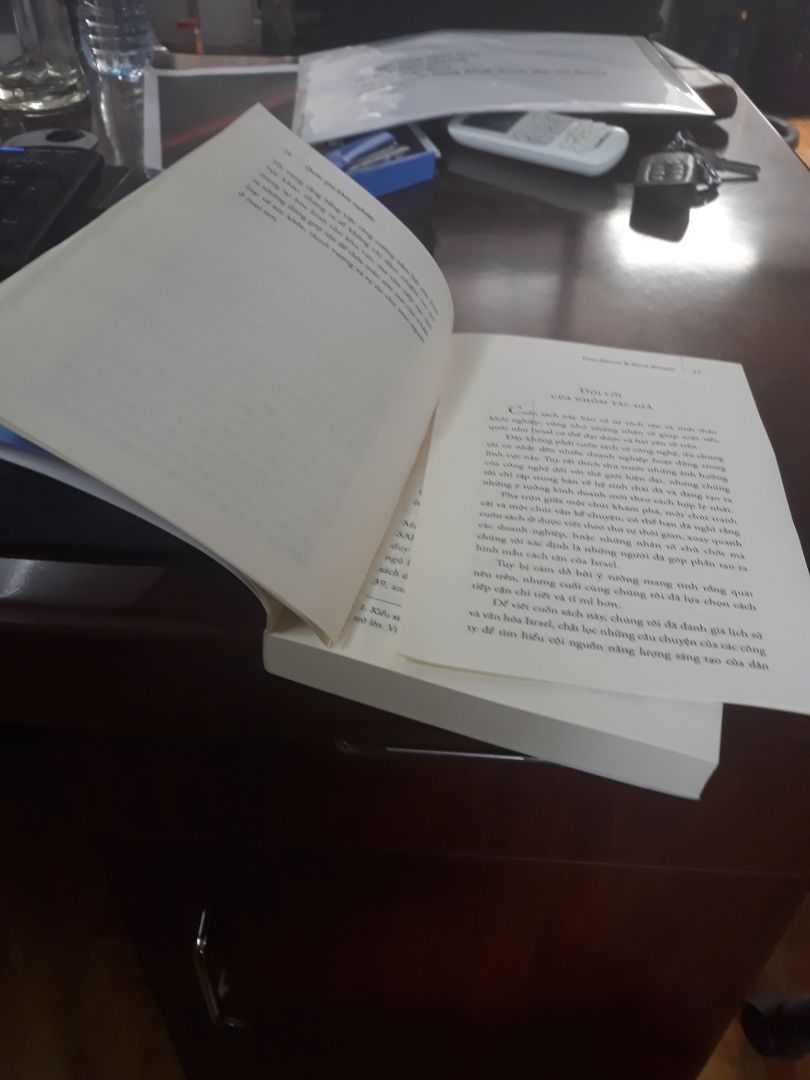 sao lại có thể đóng quyển sách theo kiểu hàng mã thế được cơ chứ. vừa mở ra các tờ giấy đã bị rời thành từng tờ. xin gửi đến những người  đóng quyển sách này 1 câu. đó là các bạn quá ***.