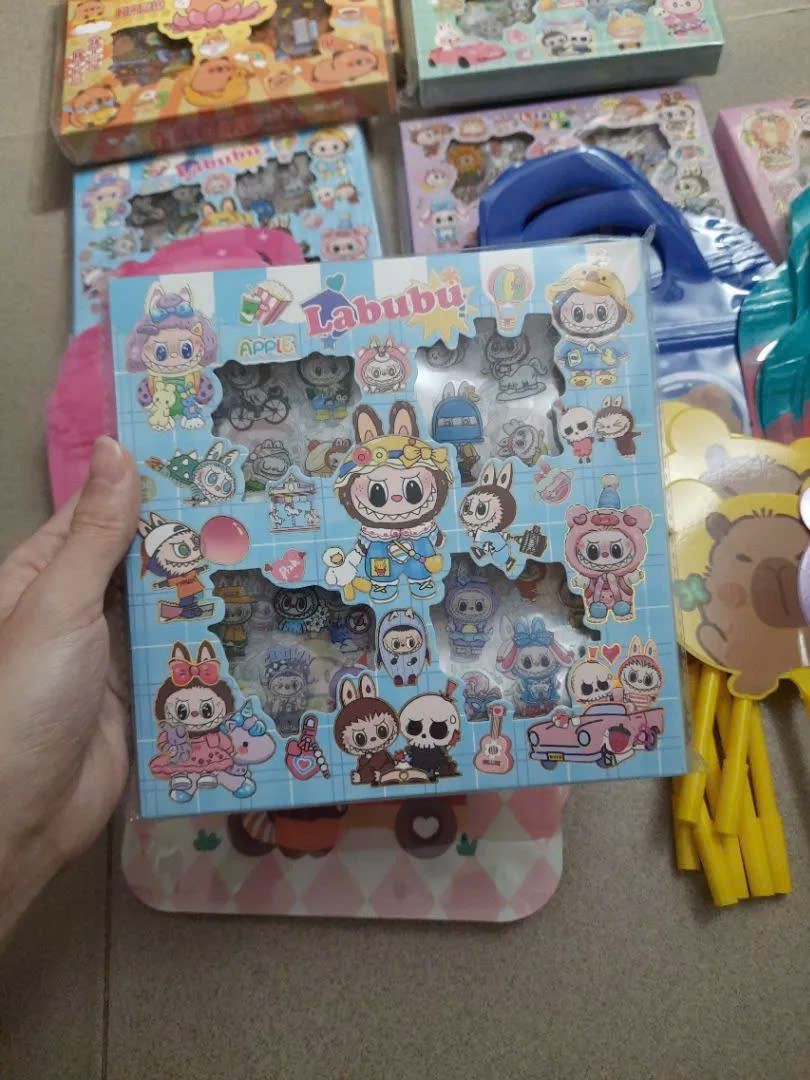 Nhiều miếng , hình khác nhau , rất dễ thương mua về dán đầy bình nước với cái laptop mình luôn , rất hài lòng nha
