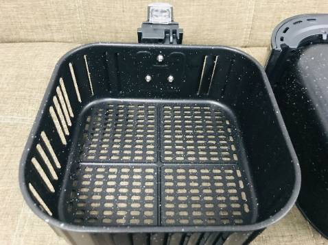 Sản phẩm chưa sử dụng, khi mở nồi chiên bên trong ra thì phát hiện cả 2 lớp bị đốm trắng dày đặc giống bị phun sơn. Tuyệt đối ko thể dùng được vì vấn đề sức khỏe!

Nhờ TIKI TRADING hướng dẫn cách trả hàng giúp ạ!