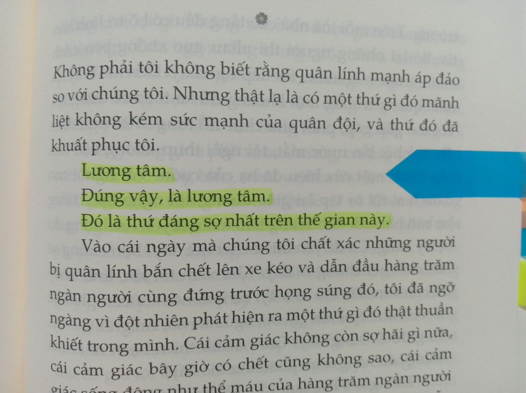 Cuốn sách tái hiện phong trào dân chủ Gwangju đầy sống động, ta thấy được sự đấu tranh khốc liệt của người dân, thấy được quân lính tàn bạo dã man đến nhường nào và sự máu lạnh vô nhân tính của chính phủ Hàn Quốc. 
Các nhân vật đưa ta vào bên trong cuộc chiến, sâu bên trong nội tâm của họ. Để thấy được nỗi mất mát, đau đớn cào cấu giằng xé không hồi kết. Dù là nạn nhân hay là người thân của người đã chết trong cuộc thảm sát này thì cuộc sống về sau của họ đều ĐAU ĐỚN. Họ trở thành cái xác không linh hồn, chẳng còn được sống như những người bình thường được nữa. 
"Tôi đang chiến đấu. Ngày nào tôi cũng một mình chiến đấu. Tôi chiến đấu với nỗi nhục nhã vì mình đã sống sót, và vì mình vẫn còn đang sống tiếp."
Đây là một cuốn sách hay mn nên đọc nhé!!