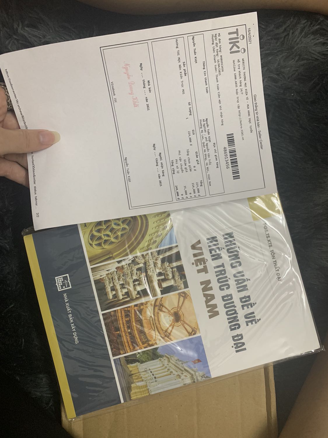 CLM gì vậy :D mua sách bao nhiêu lần rồi mới gặp phải trường hợp này. mua sách nói về Le Corbusier để thuyết trình thì giao cái quyển này làm qq gì . trượt mẹ môn rồi mới giao tới nơi. giao tới nơi thì sai sách.
lần đầu tiên mua sách tiki bị như này á =)))) ghét thì vkl