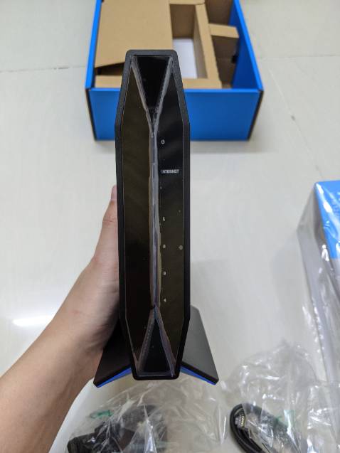 Nhỏ gọn, đẹp. Sóng mạnh khi ở gần (づ⁠｡⁠◕⁠‿⁠‿⁠◕⁠｡⁠)⁠づ.
Nhà cung cấp đóng gói sản phẩm nhìn sợ 1 chút. Có mấy lớp xốp bóng khí thôi.
Phụ kiện gồm: router, nguồn 12V, 1 dây Ethernet, HDSD, và các chấu tích hợp thay đổi với nguồn.
Đọc thấy k có dây LAN nên làm bấm dư 1 dây 😅