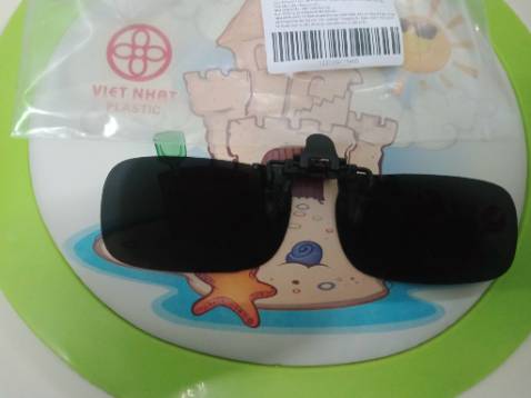 Sản phẩm chỉ giống hình  đeo vào mắt vẫn hơi chói. Tuy nhiên, Tiki giao hàng đúng hẹn. Đề nghị Tiki xem xét hợp tác với các bên như thế này, rất hài lòng về đối tác của các bạn