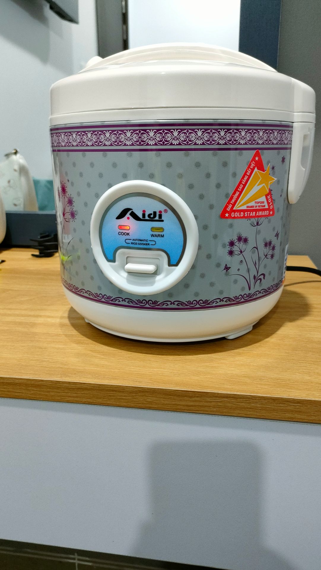 nhìn bề ngoài đẹp mà bên trong nồi bị vết xước trầy tróc 1 chút rồi, tiếc ghê.