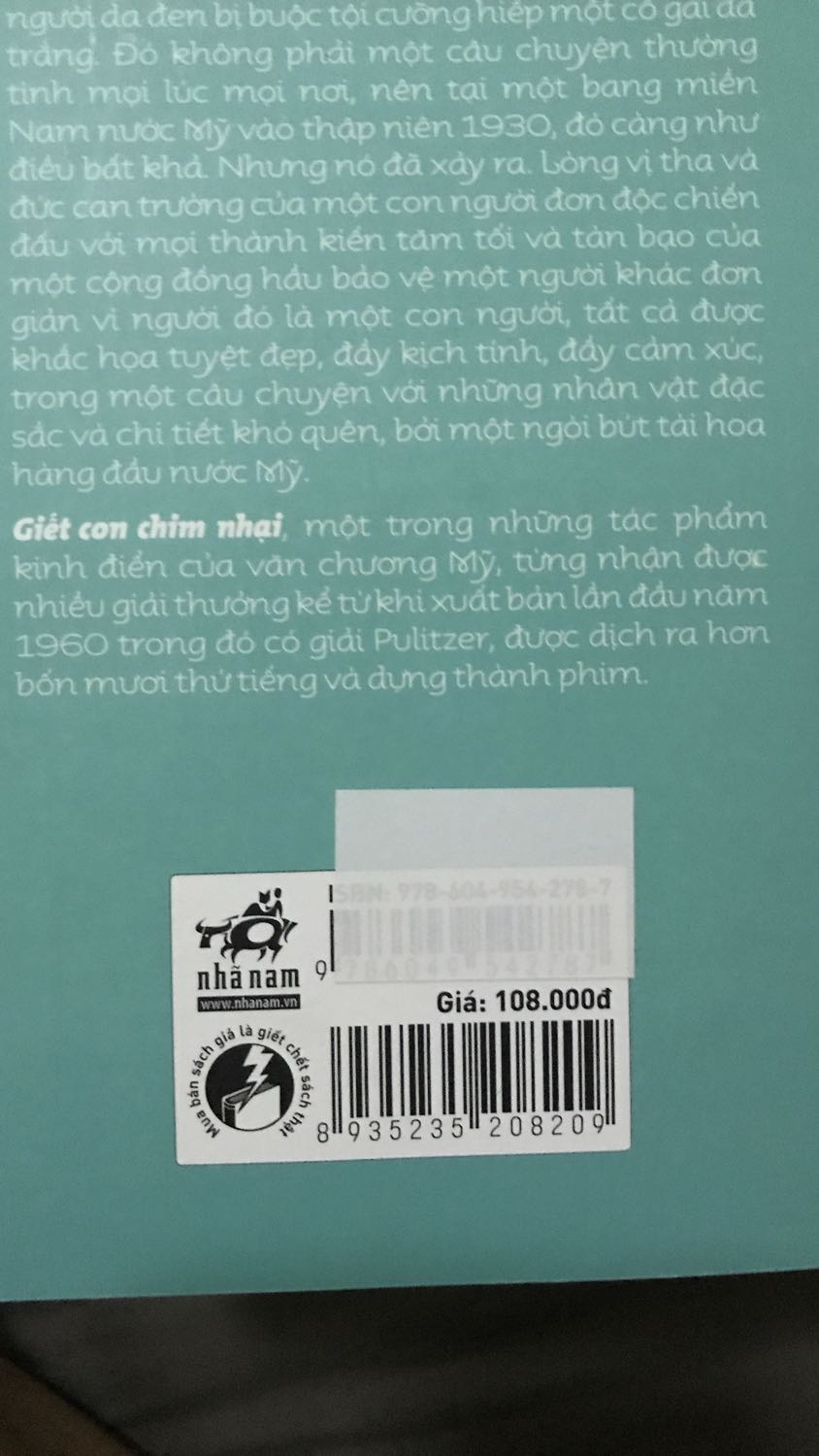 Lỗi NXB khi cắt bìa quyển sách, chữ HARPER LEE bị méo hẳn. Thiết kế bìa cũng không đẹp. Mua quyển sách vì nội dung, chứ để sưu tầm đọc đi đọc lại chắc không được vì hình thức của sách (giấy, keo, thiết kế) không được đầu tư, mở ra đọc vài lần chắc bung keo sớm :(