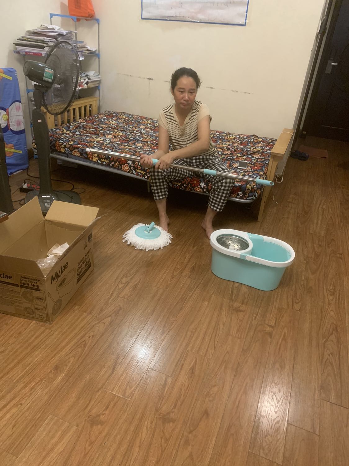 Cây lau nhà lỗi ko thể dùng được. Lắp vào ko quay dc . Cần đổi hàng