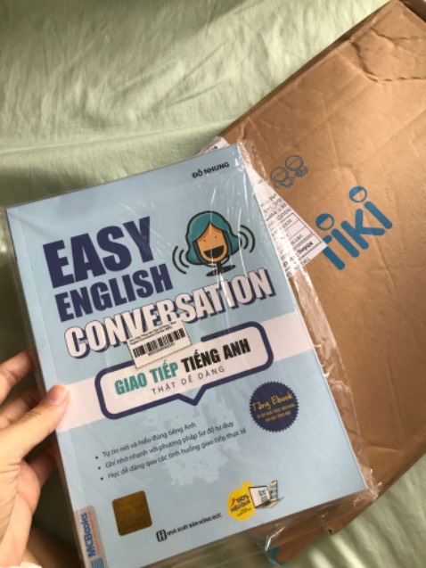 📖 MCbooks
• Chất lượng giấy tốt
• In rõ nét
• Nội dung dễ hiểu
• Phù hợp cho người muốn học giao tiếp tiếng Anh dễ dàng
• Hỗ trợ dịch vụ khách hàng nhanh
Mình có tham khảo qua nd sách trước rồi mới quyết định mua

🛍 Tiki
• Giao hàng nhanh
• Dịch vụ bao sách bookcare rất kỹ và đẹp
• Đóng gói kỹ càng, bằng hộp giấy
Xin cảm ơn ạ!