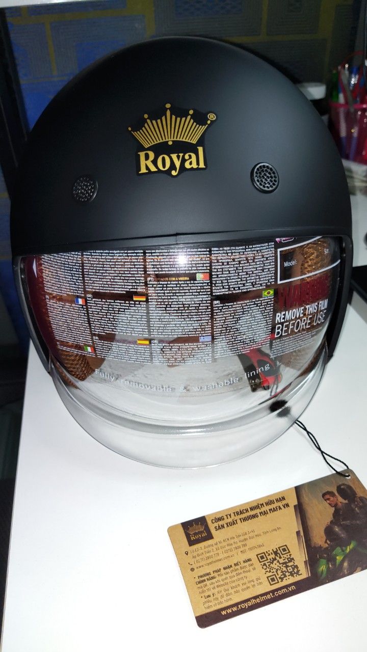 Hàng giao đúng như hình ảnh quảng cáo, đẹp, có túi đựng, đóng gói cẩn thận. Nhưng kính có vết vân tay và 1 vết gì màu trắng, có lẽ không gì đâu nhỉ. Độ bền thì chưa *** và cũng không muốn *** độ bền cũng như khả năng bảo hiểm đâu.