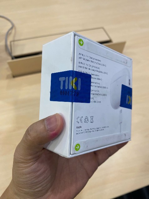 Vỏ hộp quá bẩn. Ngoại quan không đáng tin chút nào đây là sản phẩm mới, chính hãng.